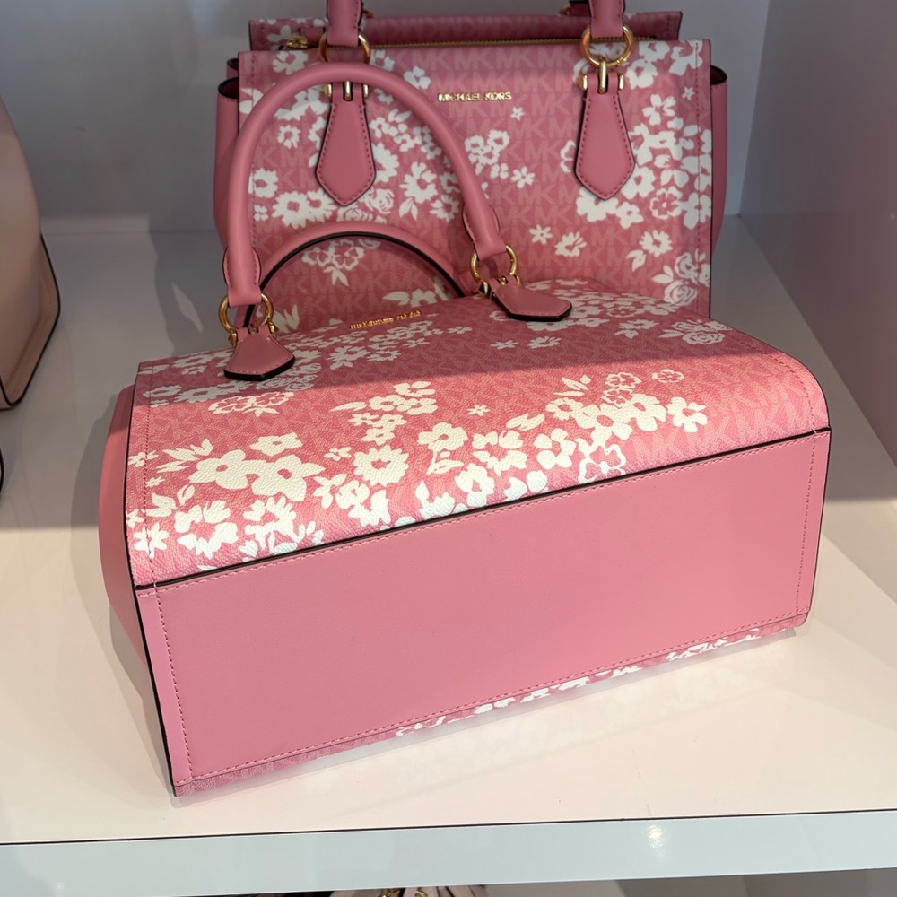 MICHAEL KORS Marilyn Medium Printed Signature Logo Satchel Crossbody
Carnation - Picture 8 of 8